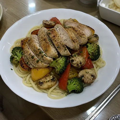 ハーブグリルチキンとロースト野菜のパスタ