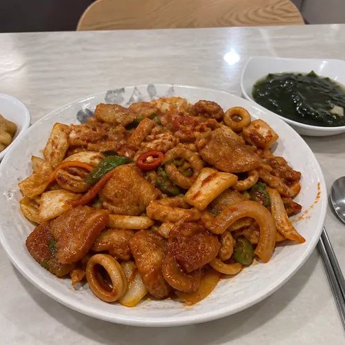 オサムプルゴギ(豚バラ肉とイカのコチュジャン炒め)