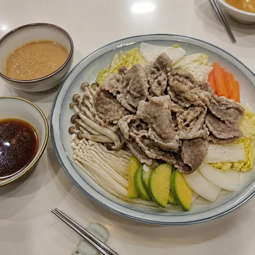 채소찜과 2종 샤브샤브 소스 (땅콩 & 유즈코쇼 간장)