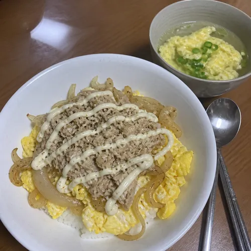 やわらかで香ばしいツナマヨ丼と卵スープ
