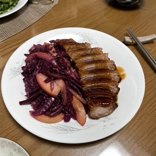 鴨胸肉のグリル レッドキャベツとジンジャーブレッドソース