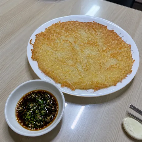 外カリ中もちのチヂミ風ジャガイモチヂミとピリ辛タレ