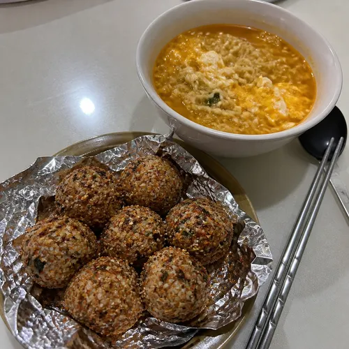 分食店スタイルのツナおにぎりとインスタントラーメン