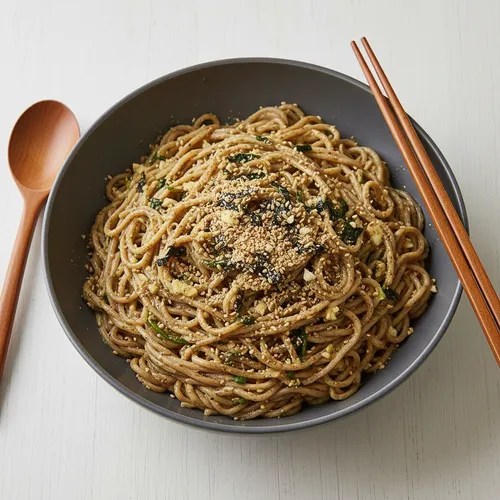 えごまの粉を加えた濃厚で香ばしいえごま油そば