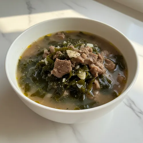 深い味わいの牛肉とわかめのスープ