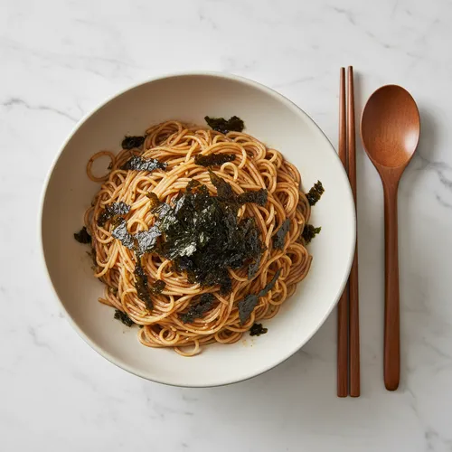 カンジャンビビンククス（醤油和え麺）