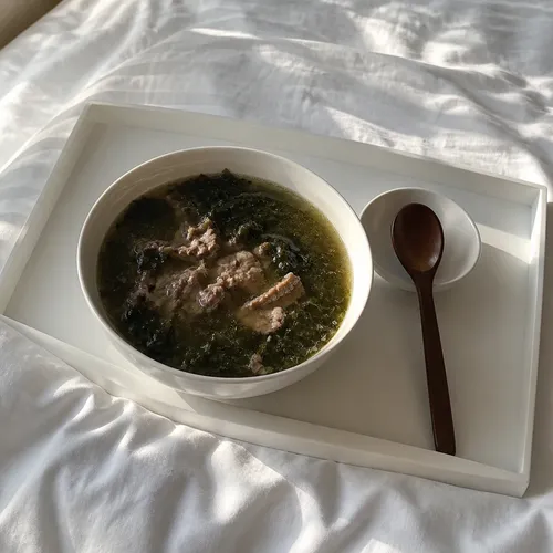 超簡単！牛バラ薄切り肉とわかめのスープ