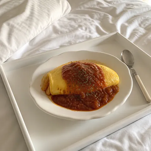 トマトパスタソースで風味豊かなオムライス