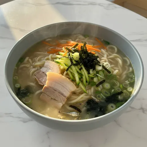 済州風ミョルチゴギククス（煮干し肉入り麺）