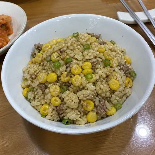 牛肉とコーンの釜飯
