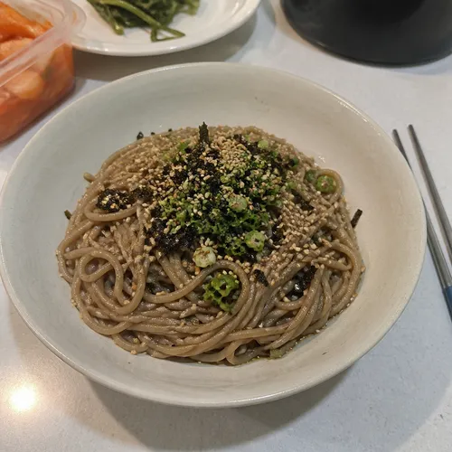 えごま油めんつゆ冷やしそば