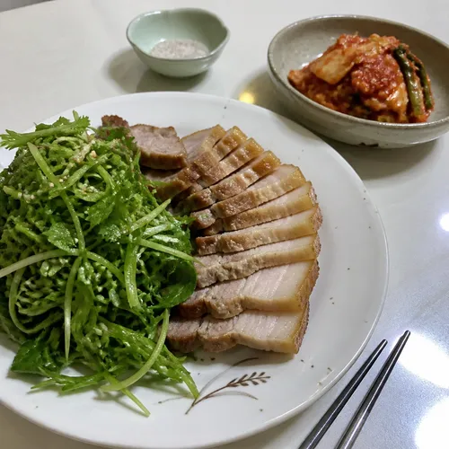 マイヤール豚バラ肉の蒸し肉とハーブの和え物