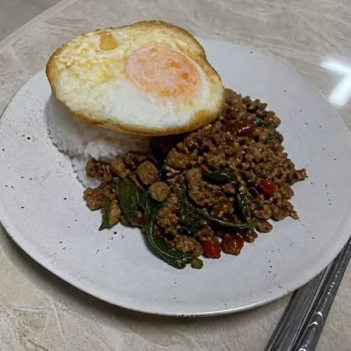 タイ風牛肉バジル炒め丼（パッカパオヌア）