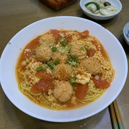 トマトと卵麺のエビ団子添え
