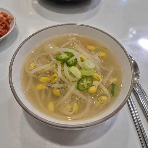 シウォンでアッサリしたコンナムルクッ（大豆もやしスープ）