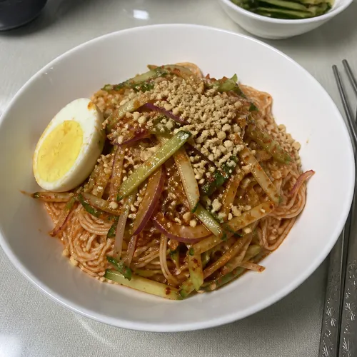 オイビビムククス（きゅうりビビン麺）