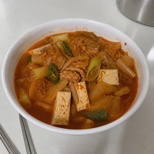 시원하고 깊은 맛의 참치김치찌개