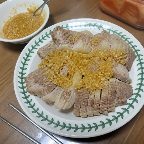 スユクの味を完成させる魔法のニンニクソース