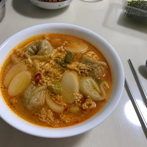 市販の牛骨スープで作る辛い餅入り餃子スープ