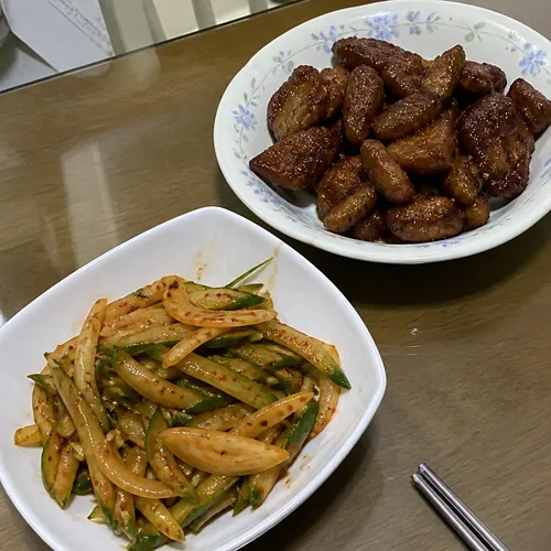 漬け込まない豚バラ肉の煮物と塩もみしないキュウリの和え物