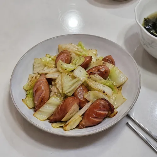 キャベツとソーセージの炒め物