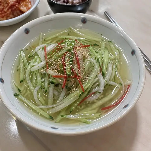おばあちゃんの秘伝オイネングク（きゅうりの冷たいスープ）