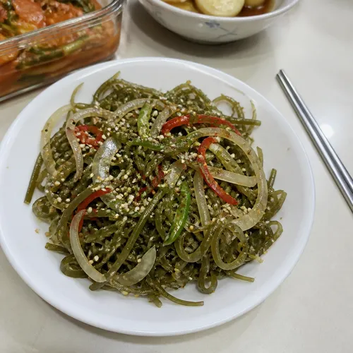 生臭さのないワカメの茎炒め