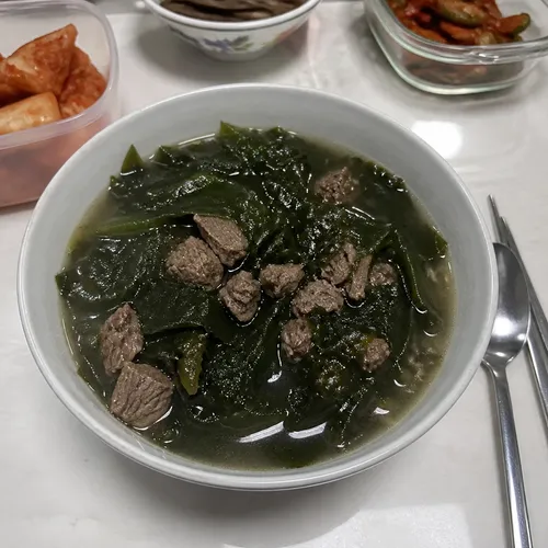 深いコクの超簡単牛肉ワカメスープ