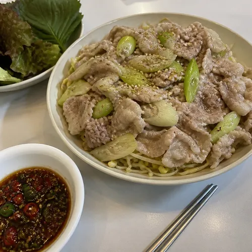 10分で完成！豆もやしと豚バラ薄切り肉の蒸し物