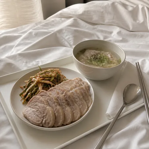 冷製豚肉のピリ辛ネギ和えと透明な豚骨スープご飯