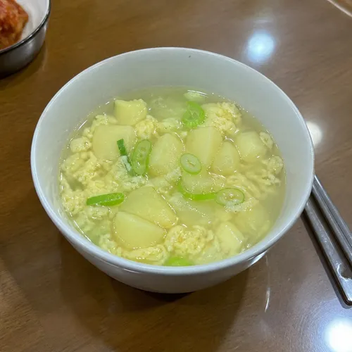 おばあちゃんの味、じゃがいもと卵のスープ