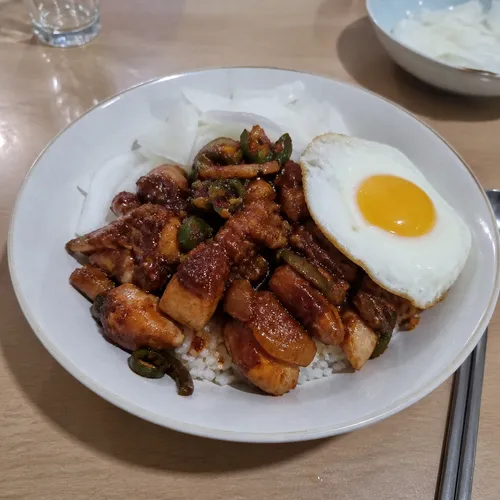 지코바 닭다리살 덮밥