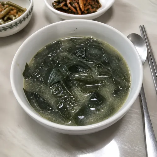 韓国式ビュッフェスタイル 牛肉なしのワカメスープ