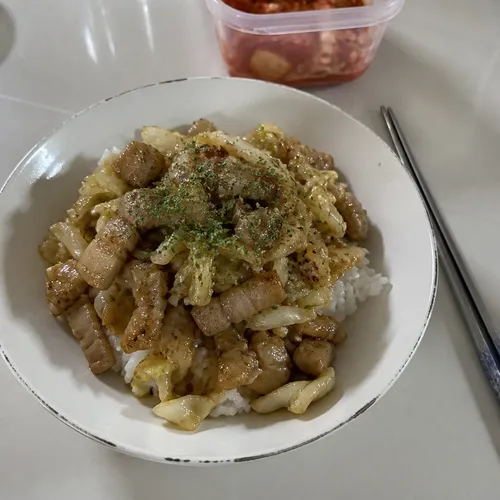 キャベツと豚バラ肉の丼