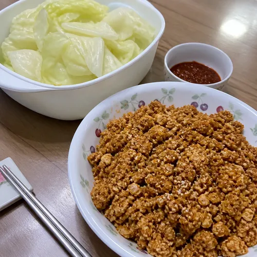 두부 고기 쌈밥