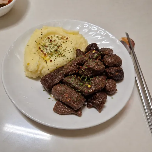 ハニーバターマッシュポテトを添えたカルビステーキ