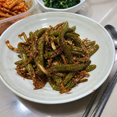 冷めても固まらないししとうと煮干しの炒め物