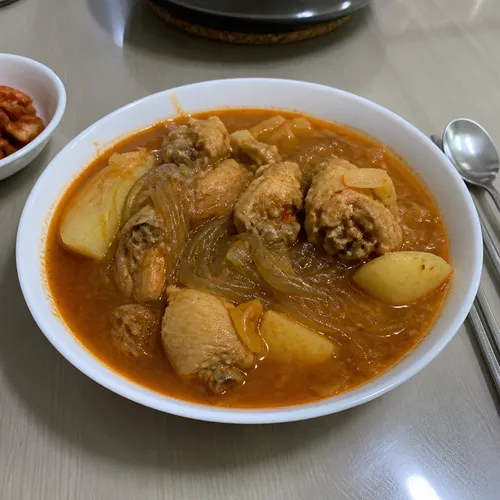 ピリッとさっぱりしたスープの鶏肉煮込み